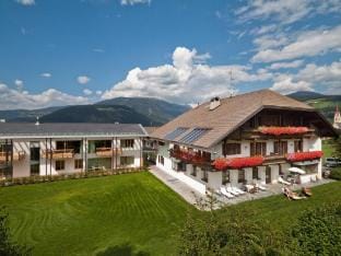 Apartment in Niedernsill near Ski Slopes Hotel in Salzburgerland