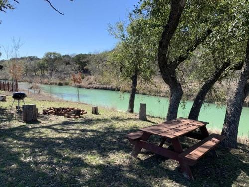 Bandera Stronghold - Red Cloud Cabin Hotel in Rio Grande