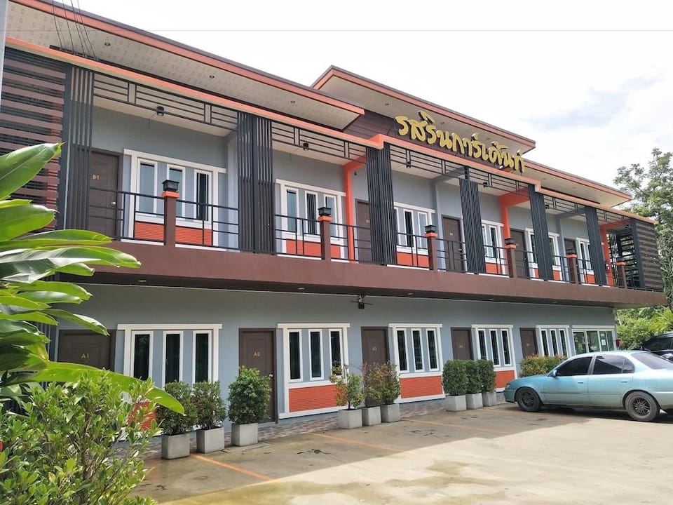 Rodsarin Garden Saraburi Hotel in Laos