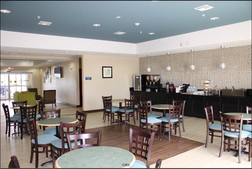 La Plaza Inn and Suites - Freer TX Hotel in Rio Grande