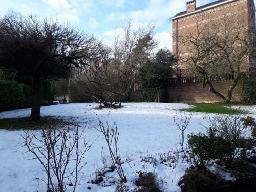 Un grand jardin en ville. Chez Guy Hotel in Brussels