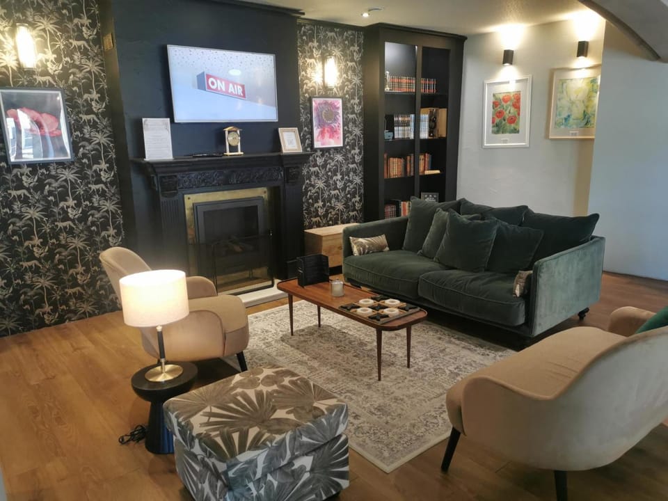 Shared lounge/TV area