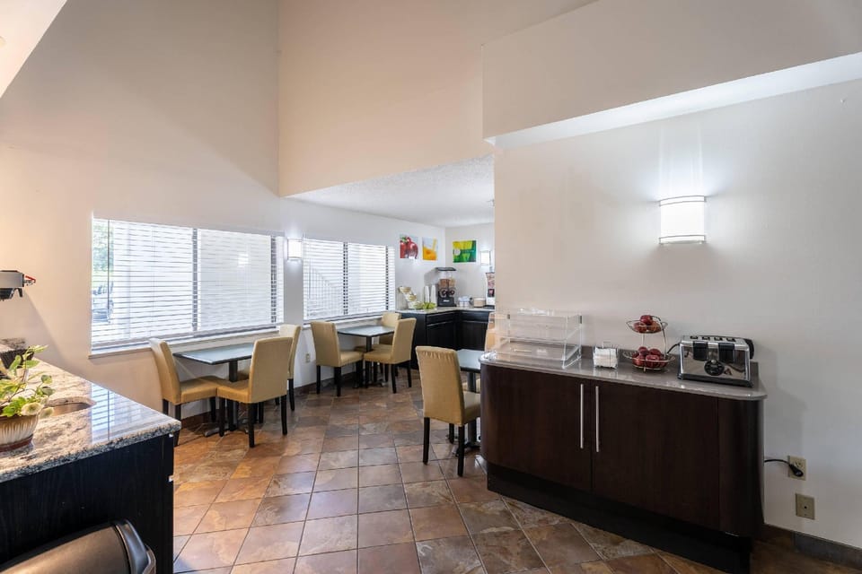 Quality Inn & Suites Junction Hotel in Rio Grande