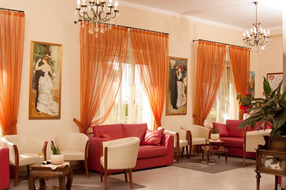 Shared lounge/TV area