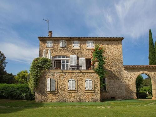 Chateau in Lorgues with Pool  Vineyard Views Hotel in Lorgues