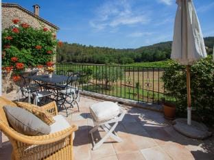Chateau in Lorgues with Pool  Vineyard Views Hotel in Lorgues