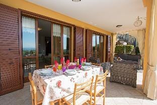 Crocus 1 con piscina by Wonderful Italy Hotel in Lake Garda