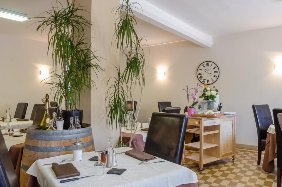 Logis Hotel Restaurant de la Dore Hotel in Auvergne-Rhône-Alpes