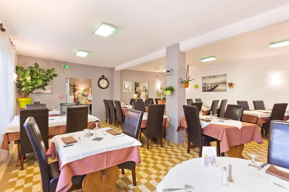 Logis Hotel Restaurant de la Dore Hotel in Auvergne-Rhône-Alpes