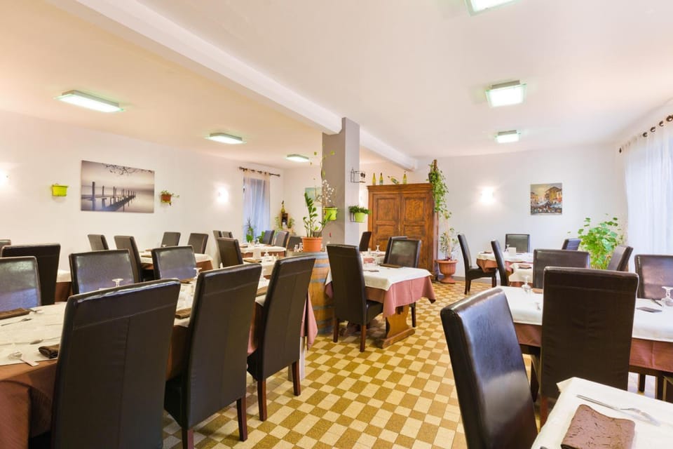 Logis Hotel Restaurant de la Dore Hotel in Auvergne-Rhône-Alpes