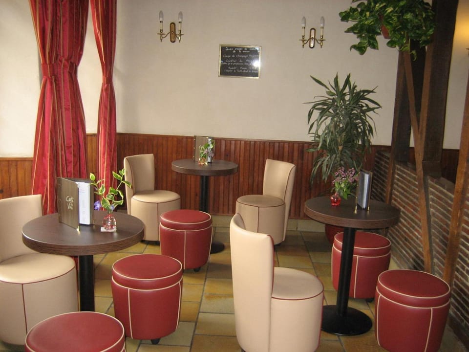 Logis Hotel Restaurant Le Cheval Blanc Hotel in Centre-Val de Loire