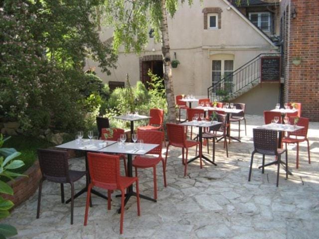 Logis Hotel Restaurant Le Cheval Blanc Hotel in Centre-Val de Loire
