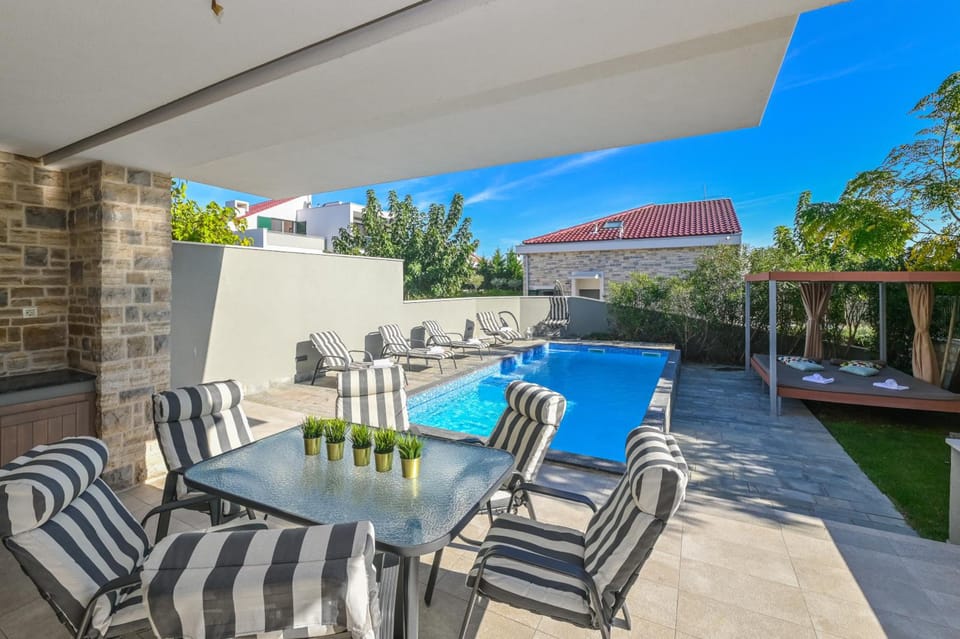 Villa Dana & Thalia - Private Pool Hotel in Novalja