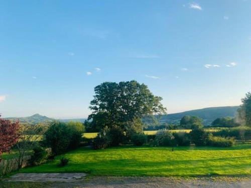 Countryside Retreat Loft Apartment Hotel in Crucorney