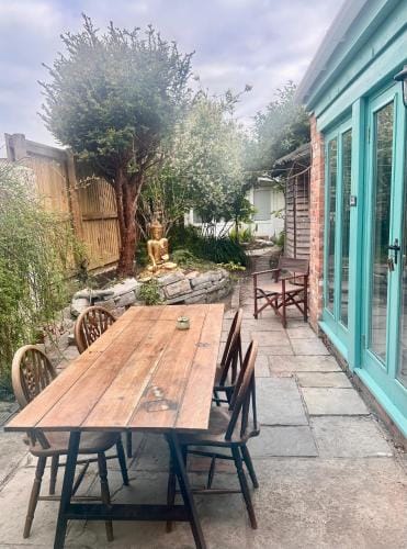 The Dragonfly Guesthouse - SELF CATERED Hotel in Glastonbury