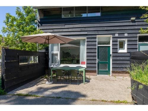 Cozy 4-Person Stay at Rustenpolder Hotel in Vrouwenpolder