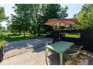 Cozy 4-Person Stay at Rustenpolder Hotel in Vrouwenpolder