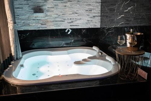 Suite Luxury BDSM Hotel in Rome