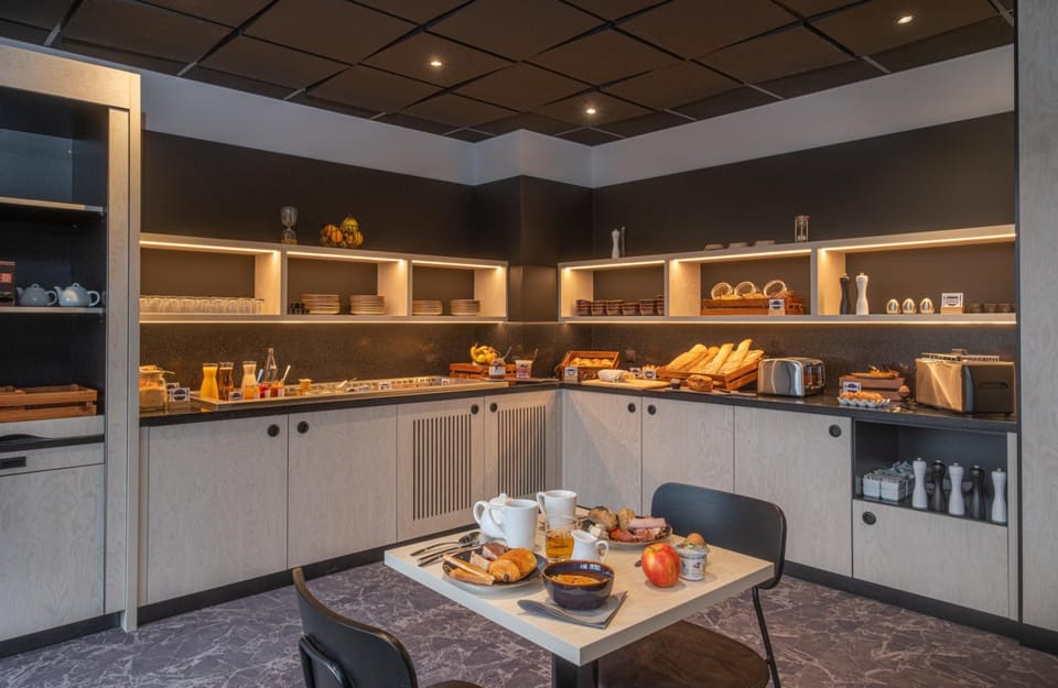 KYRIAD TOURS SUD - Ballan Mire Hotel in Centre-Val de Loire