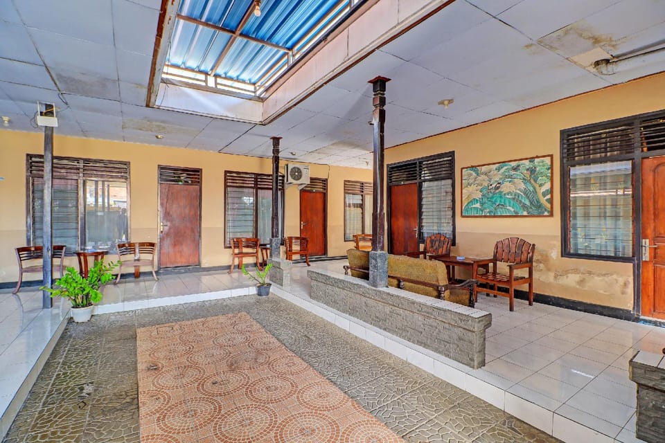 SPOT ON 92028 Hotel Surya Near Pelabuhan Gilimanuk Hotel in Bali