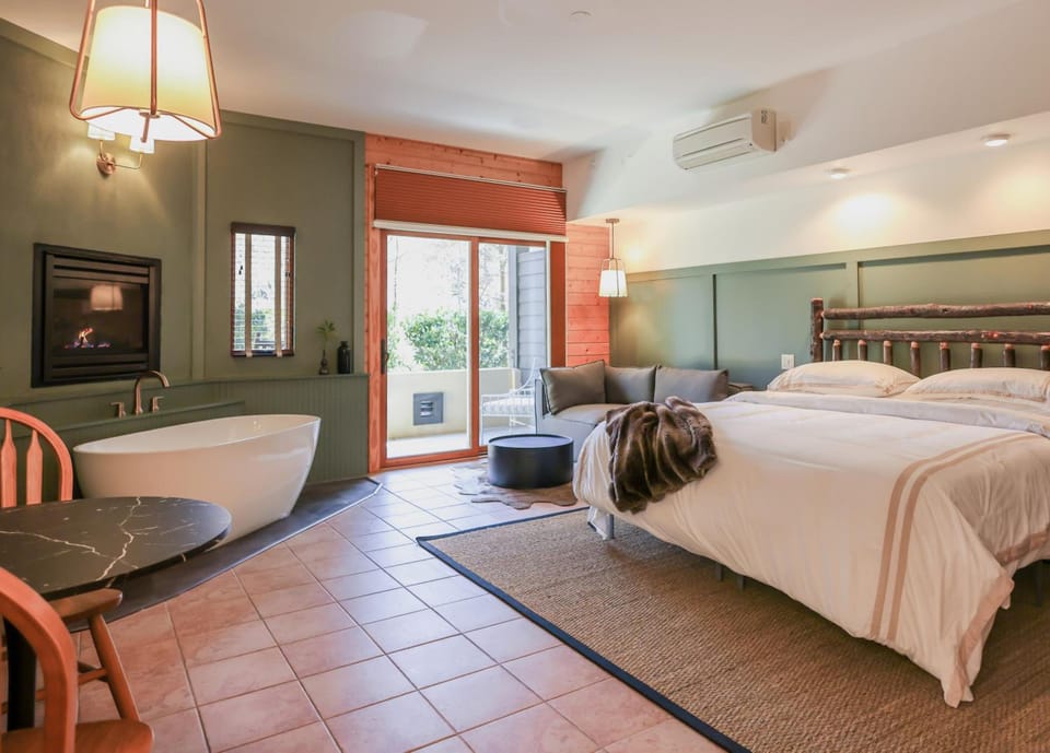 Outland Chalet & Suites Great Smoky Mountains Hotel in Swain County