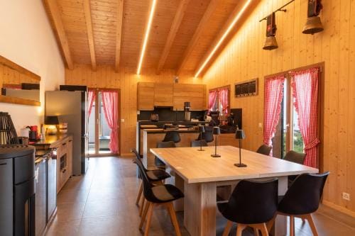 Chalet Les Louettes a Sapinhaut Canton du Valais Hotel in Canton of Valais