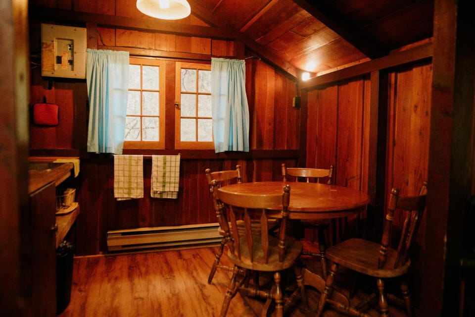 Addison's Bungalows Lodge in Columbia-Shuswap A