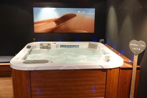 Gite a la campagne 1 chambre Les Grandes Maisons Espace jacuzzi hammam SPA Hotel in Centre-Val de Loire