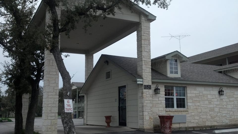 Cedar Creek Inn Motel in Rio Grande