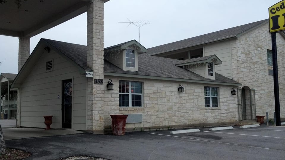 Cedar Creek Inn Motel in Rio Grande