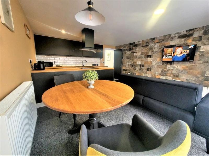 Friary House Serviced Apartments by Roomsbooked - 24Hr Reception Hotel in Gloucester