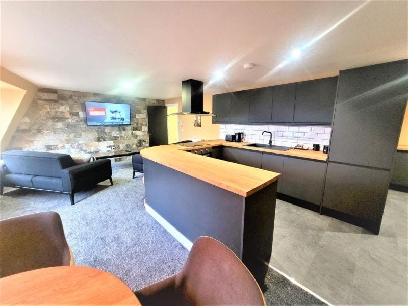 Friary House Serviced Apartments by Roomsbooked - 24Hr Reception Hotel in Gloucester
