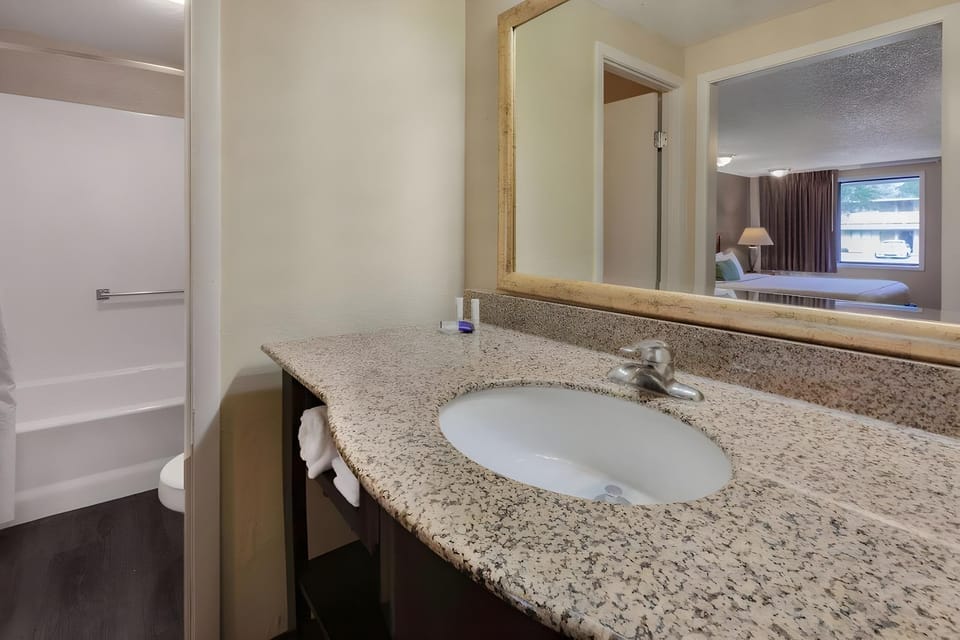 Travelodge by Wyndham Holland/Toledo Hotel in Toledo