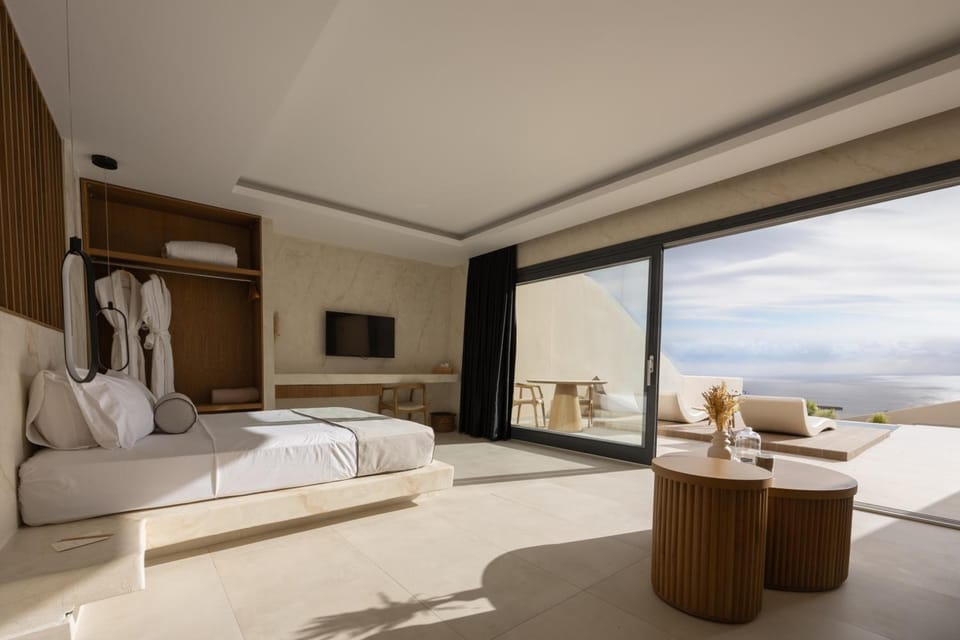 Shared lounge/TV area
