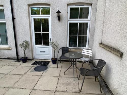 Beautiful town centre apartment with river terrace Hotel in Macclesfield