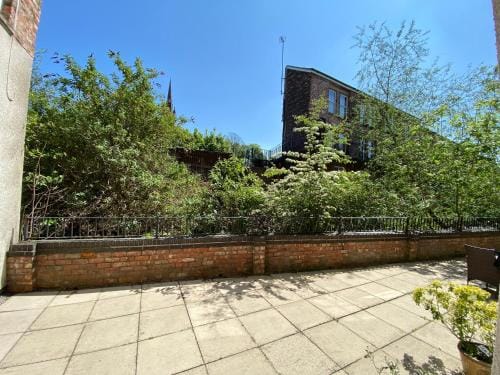 Beautiful town centre apartment with river terrace Hotel in Macclesfield