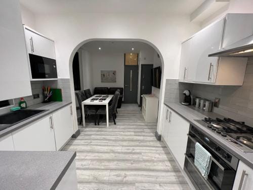 Rooms in Modernised Victorian House Hotel in Croydon