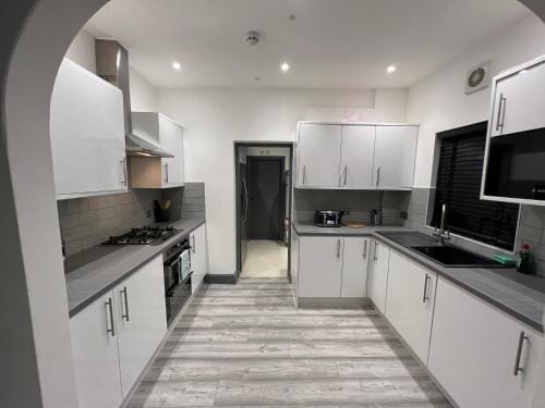 Rooms in Modernised Victorian House Hotel in Croydon