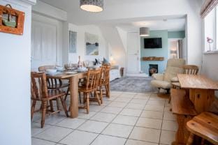 Maytree Cottage - 4 Bedroom Holiday Home - Tenby Hotel in Wales