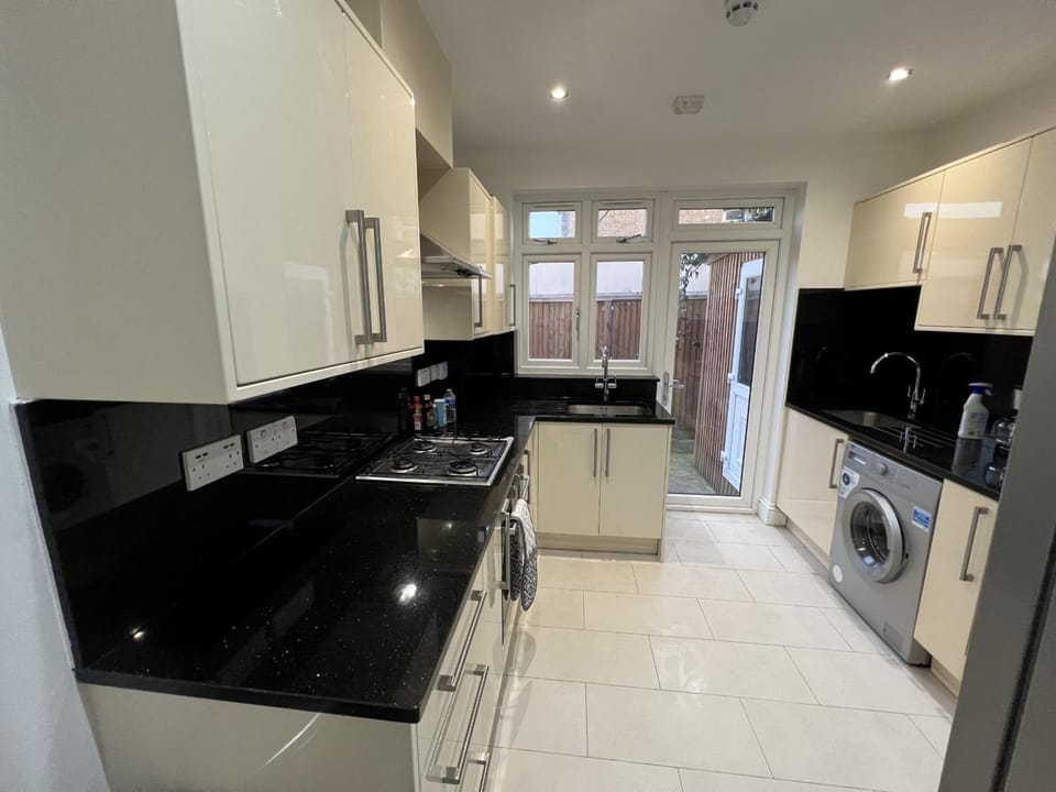 4 Wharncliffe Drive Hotel in Southall