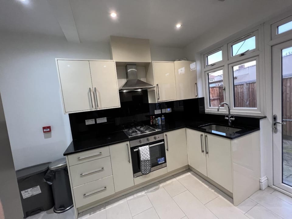 4 Wharncliffe Drive Hotel in Southall
