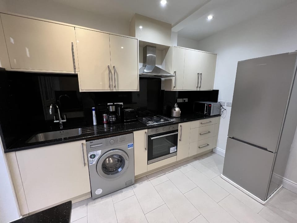 4 Wharncliffe Drive Hotel in Southall