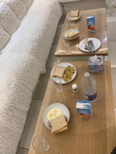 Air Conditioned Modern Double Bed Room with Private Attached Bathroom - FREE Parking - Near London H Hotel in Southall