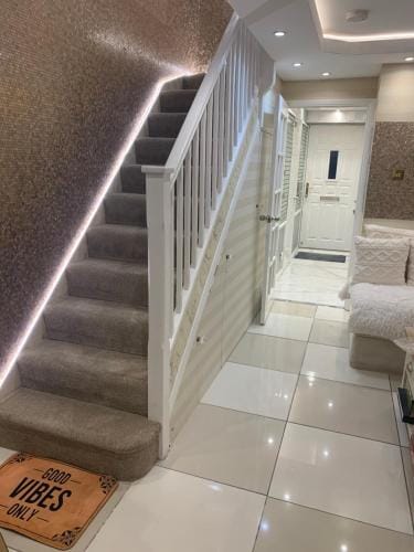 Air Conditioned Modern Double Bed Room with Private Attached Bathroom - FREE Parking - Near London H Hotel in Southall