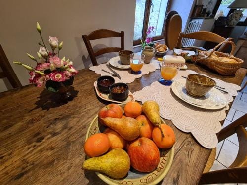 Suite Familiale Privatisee avec Petit Dejeuner, Salon et Chambres au 1er Etage - FR-1-591-396 Hotel in Centre-Val de Loire