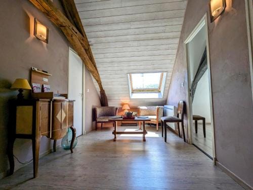 Suite Familiale Privatisee avec Petit Dejeuner, Salon et Chambres au 1er Etage - FR-1-591-396 Hotel in Centre-Val de Loire