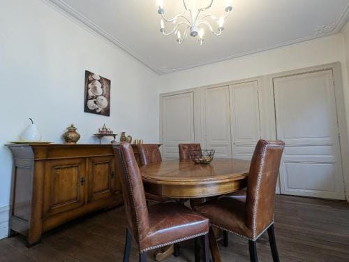 Chambre spacieuse pour 4 pers. avec SDB privee et PDJ inclus a Chateauroux - FR-1-591-388 Hotel in Centre-Val de Loire