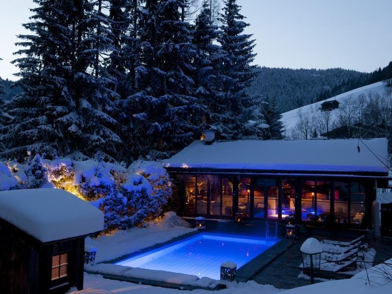 Swimming pool [outdoor]