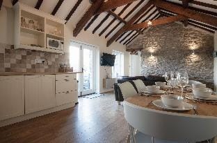 The Old Stables - 3 Bedroom Cottage - Angle Hotel in Wales