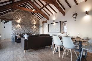 The Old Stables - 3 Bedroom Cottage - Angle Hotel in Wales